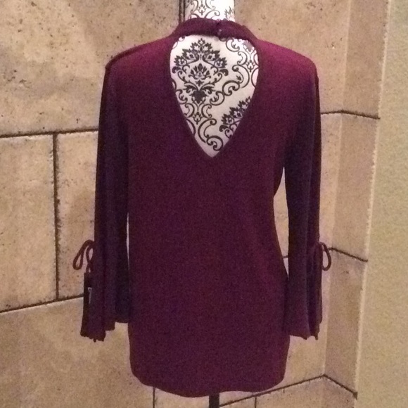 NWT Gorgeous top with long bell sleeve - Picture 2 of 8